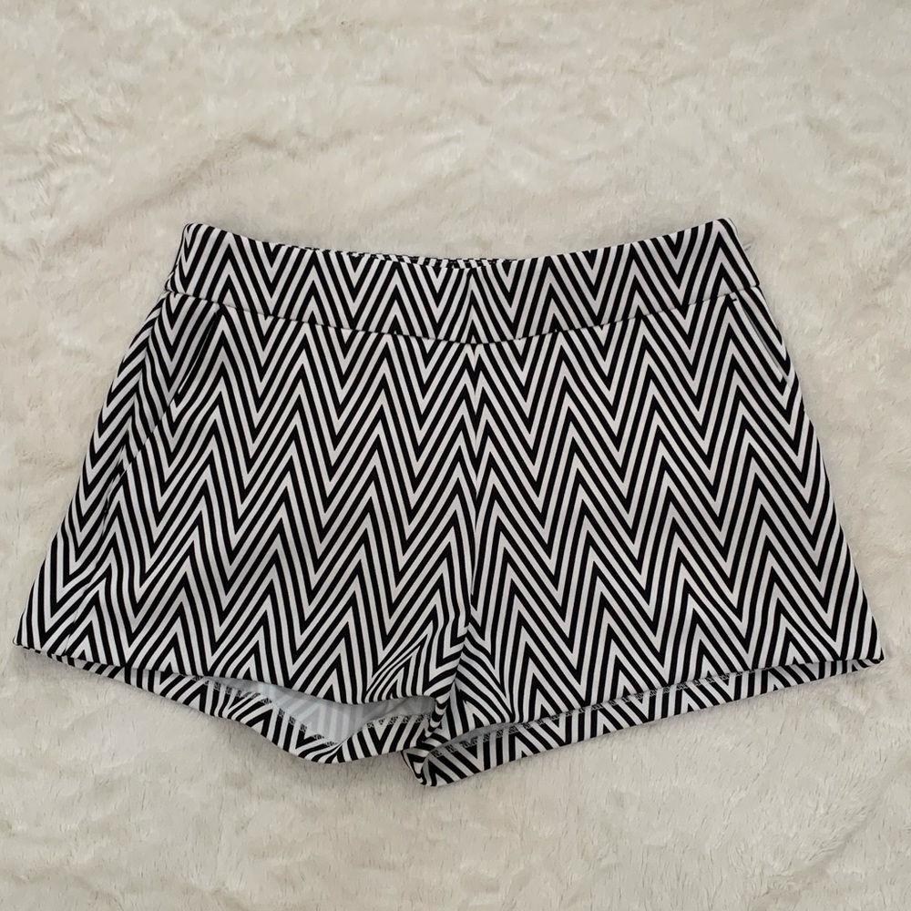 Express printed shorts with ::pockets::